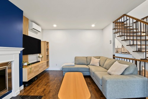 Salon - 56 Rue Forest, Saint-Jacques, QC 