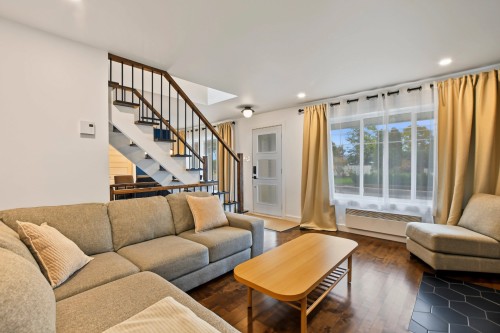 Salon - 56 Rue Forest, Saint-Jacques, QC 