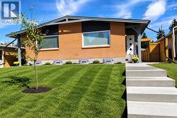 2826 43 Street SW  Calgary, AB T3E 3N7