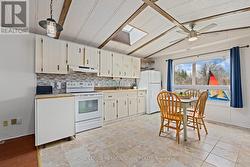 Pic with old stove/oven & fridge - 