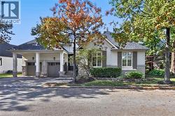 713 HIDDEN GROVE Lane  Mississauga, ON L5H 4L2