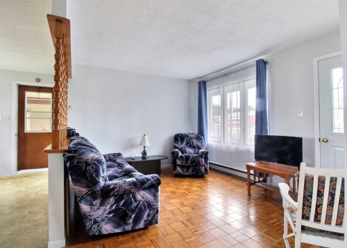 Salon - 458 Rue Principale (St-Évarist), Courcelles/Saint-Évariste, QC 
