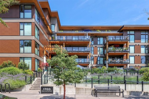 #208-1700 Balmoral Ave  Comox, BC V9M 2N1