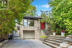 10 RED OAKS CRESCENT Toronto, ON M4G 1A5