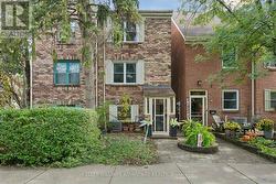 33 SANDSTONE LANE  Toronto, ON M4J 4Z8