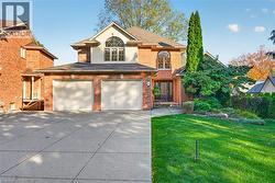 8 CAYLEY Court  Dundas, ON L9H 6W5
