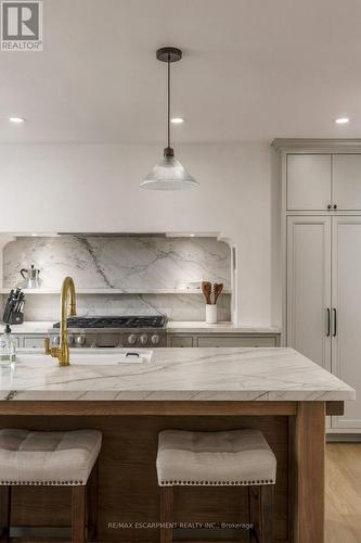 Venetian plaster w/ range hood insert. - 890 Forest Glen Avenue, Burlington, ON 