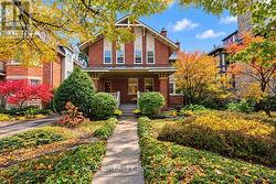 204 CLEMOW AVENUE  Ottawa, ON K1S 2B4