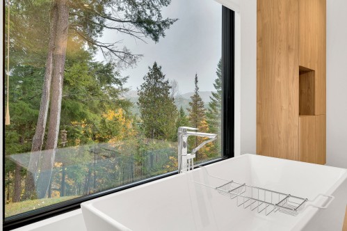 Salle de bains attenante à la CCP - 2551Z Ch. De L'Étang, Sainte-Adèle, QC 
