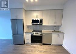 812 - 95 ONEIDA CRESCENT Richmond Hill, ON L4B 0H5