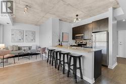 802 - 400 WELLINGTON STREET W Toronto, ON M5V 0B5