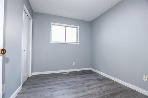 26 Agincourt Rd, Winnipeg, MB 