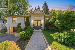 61 LAWNWOOD COURT Richmond Hill, ON L4C 4T1