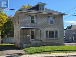 17 MAPLE AVENUE N  Smiths Falls, ON K7A 1Z7