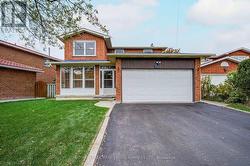 796 BUCKINGHAM COURT  Mississauga, ON L5C 4M3