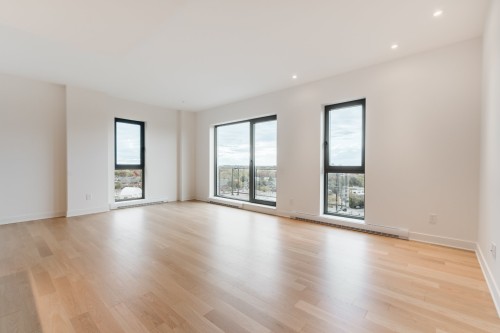 701A-121 Ch. Bates  Mont-Royal, QC H2V 0E2