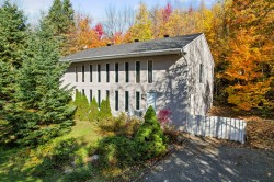 24 Rue de l'Érablière E.  Saint-Hippolyte, QC J8A 1A4