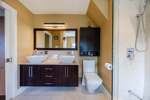 Salle de bains attenante à la CCP - 6885 Rue Corelli, Brossard, QC 