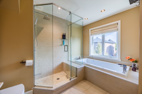 Salle de bains attenante à la CCP - 6885 Rue Corelli, Brossard, QC 