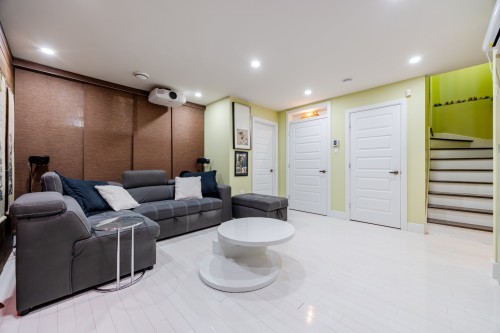 Salle familiale - 6885 Rue Corelli, Brossard, QC 
