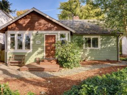 1882 Neil St  Saanich, BC V8R 3C7