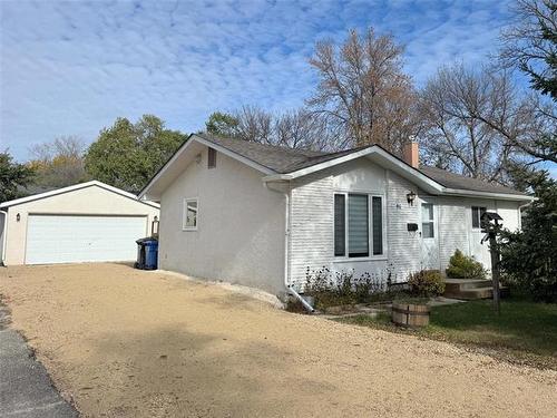 46 Peel CR  Winnipeg, MB R3R 1N1