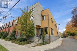 33 - 9 CLINTWOOD GATE  Toronto, ON M3A 0A8
