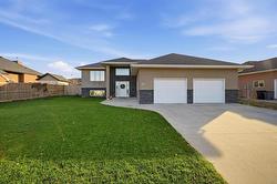 10 MCFARLANE Place  Steinbach, MB R5G 0W2