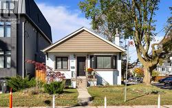 54 EAST DRIVE  Toronto, ON M6N 2N9