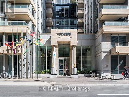 1727 - 250 WELLINGTON STREET W  Toronto, ON M5V 3P6