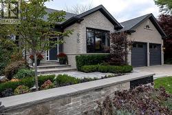 98 MOORE Crescent  Ancaster, ON L9G 4Z6