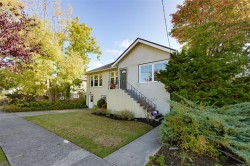 145 Beechwood Ave Victoria, BC V8S 3W4