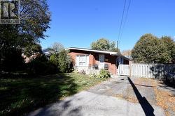 5 RONALDSHAY AVENUE  Hamilton, ON L9A 3B2