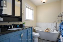 ENSUITE W/SOAKER TUB & WALK IN SHOWER - 