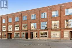 4 - 39 DEKOVEN MEWS Toronto, ON M6P 4H5