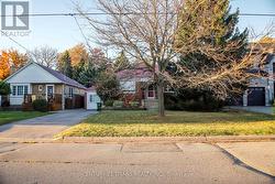 172 PHYLLIS AVENUE Toronto, ON M1M 1Y8