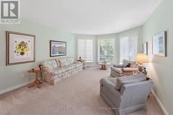 Spacious & bright living room - 