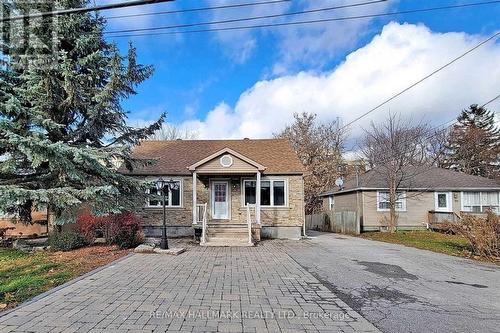 28 LAKE AVENUE  Richmond Hill, ON L4E 3G3