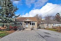 28 LAKE AVENUE Richmond Hill, ON L4E 3G3