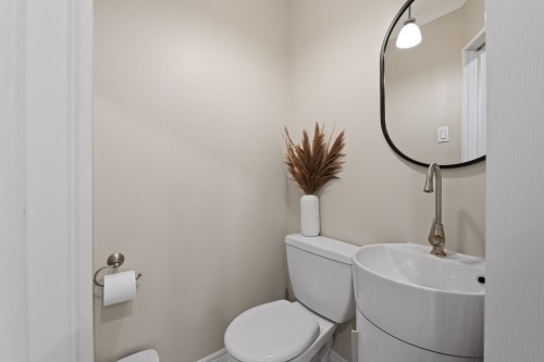 Powder room - 8 Av. Hébert, Candiac, QC - Indoor Photo Showing Bathroom