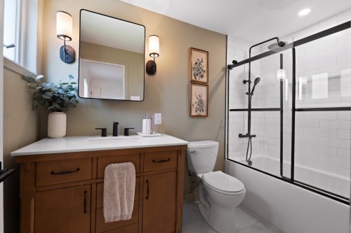 Bathroom - 8 Av. Hébert, Candiac, QC - Indoor Photo Showing Bathroom