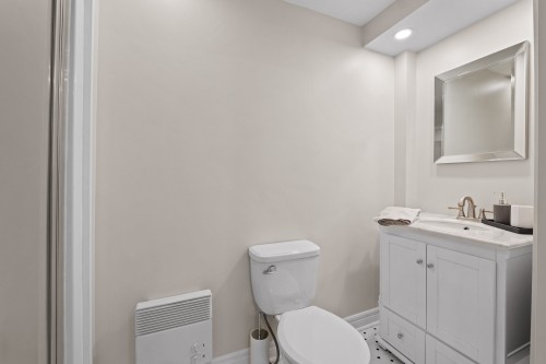 Bathroom - 8 Av. Hébert, Candiac, QC - Indoor Photo Showing Bathroom