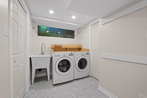 Laundry - 8 Av. Hébert, Candiac, QC - Indoor Photo Showing Laundry Room