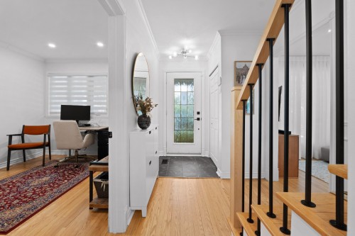 Mud Room - 8 Av. Hébert, Candiac, QC - Indoor