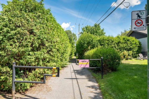 Nearby - 8 Av. Hébert, Candiac, QC - Outdoor