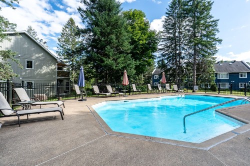 Piscine - 222-248 Ch. Du Mont-Loup-Garou, Sainte-Adèle, QC 