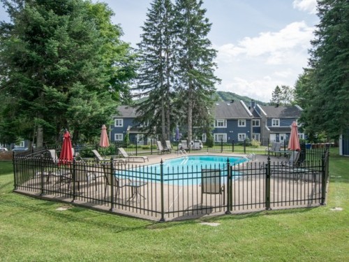 Piscine - 222-248 Ch. Du Mont-Loup-Garou, Sainte-Adèle, QC 
