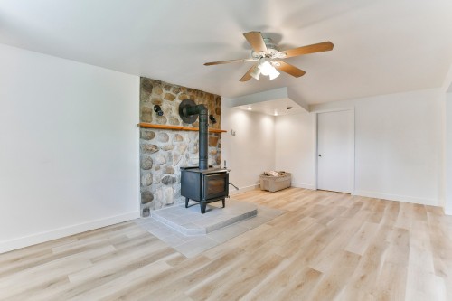 Salle familiale - 316 Rue Du Centaure, L'Épiphanie, QC - Indoor With Fireplace