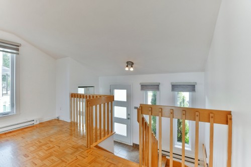 Hall d'entrée/Vestibule - 316 Rue Du Centaure, L'Épiphanie, QC - Indoor Photo Showing Other Room
