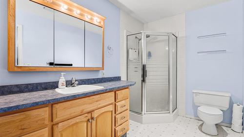 1548 Teetzel Road, Creston, BC - Indoor Photo Showing Bathroom